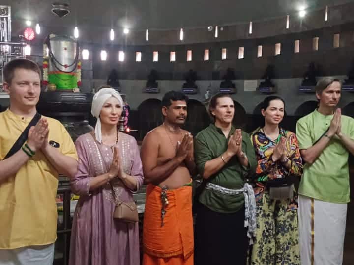 karur news foreigners patharasam sivan temple visit tnn சிவன் கோயிலில், சிவ ஸ்தோத்திரம் பாடி தியானம் செய்த ரஷ்யர்கள்