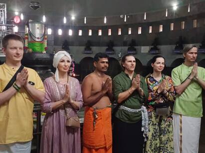 karur news foreigners patharasam sivan temple visit tnn சிவன் கோயிலில், சிவ ஸ்தோத்திரம் பாடி தியானம் செய்த ரஷ்யர்கள்