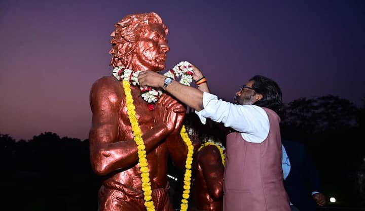 Jharkhand Chief Minister Hemant Soren garlanded the statue of tribal leaders Sido and Kanhu at Sido Kanhu Park in Morhabadi, Ranchi after the swearing-in ceremony on Thursday. (Image Source: ANI)