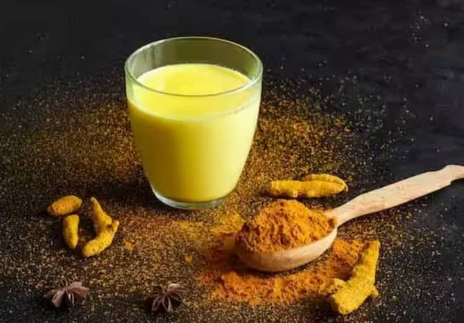 If you include turmeric in your diet during the winter season, you can avoid pollution and cold winds. This is the reason why turmeric laddus, turmeric milk and many things made from turmeric are eaten in winter. It is often advised to drink turmeric milk but a question often asked is whether women should drink turmeric milk during pregnancy or not. Let's know the answer from experts...