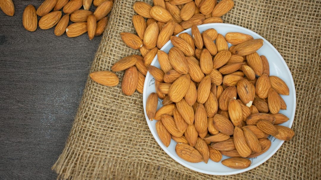 health tips almond in empty stomach know the benefits Almond in Empty Stomach: জলে ভিজিয়ে এবং খোসা ছাড়িয়ে আমন্ড তো খাচ্ছেন, খালি পেটে খেলে কী কী উপকার?