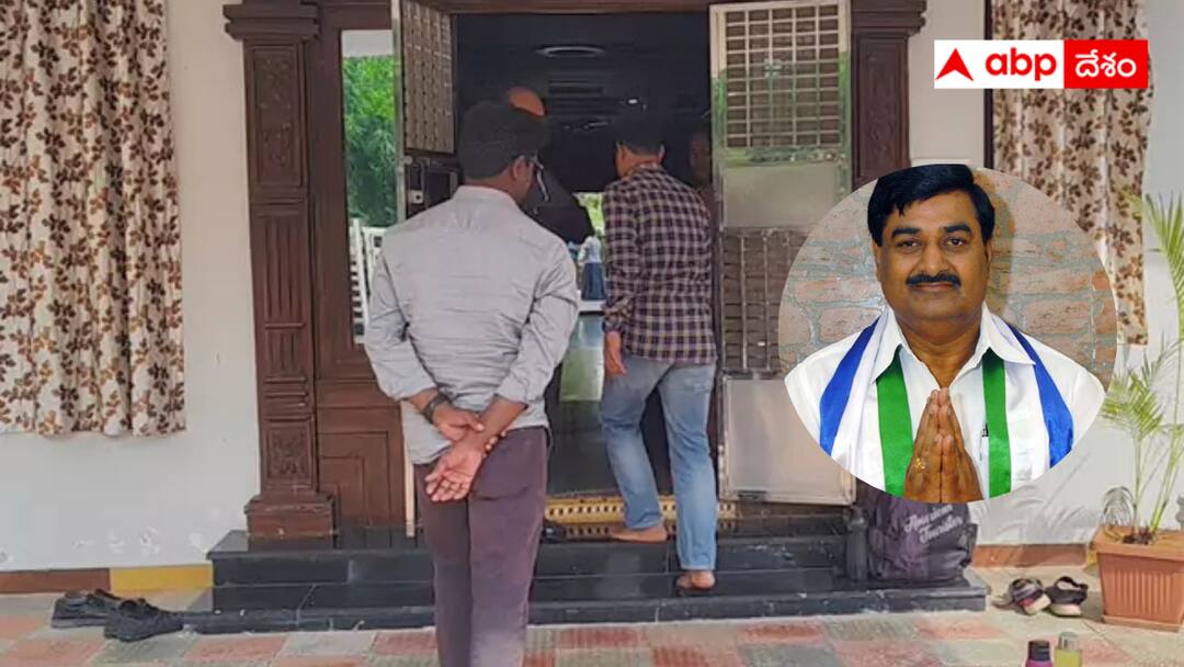 ACB officials raiding the house of Dharmana Krishnadas PA is causing a stir Srikakulam: ఆ పీఏ వైసీపీ మాజీ మంత్రి బినామీనా ? - శ్రీకాకుళంలో కలకలం రేపుతున్న ఏసీబీ సోదాలు !