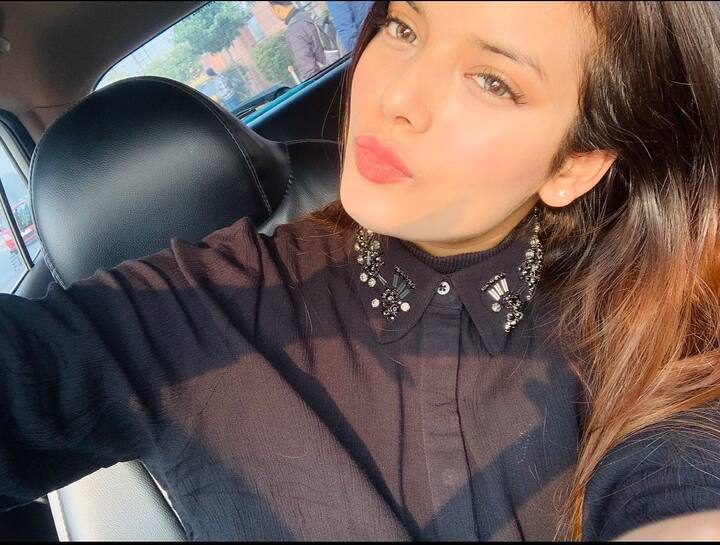 ईशाचे वडील मोठे बिझनेसमन आहेत.