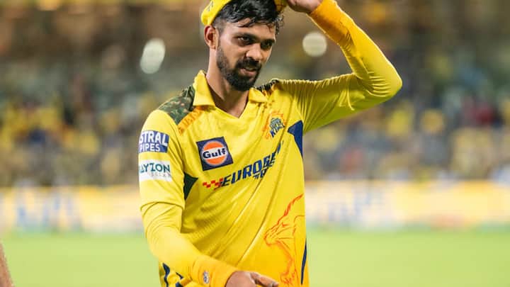 ऋतुराज गायकवाड़ IPL 2024 में चेन्नई सुपर किंग्स के कप्तान रहे थे और उनके अंडर टीम ने अच्छा प्रदर्शन भी किया. गायकवाड़ को CSK ने 18 करोड़ रुपये में रिटेन किया है.