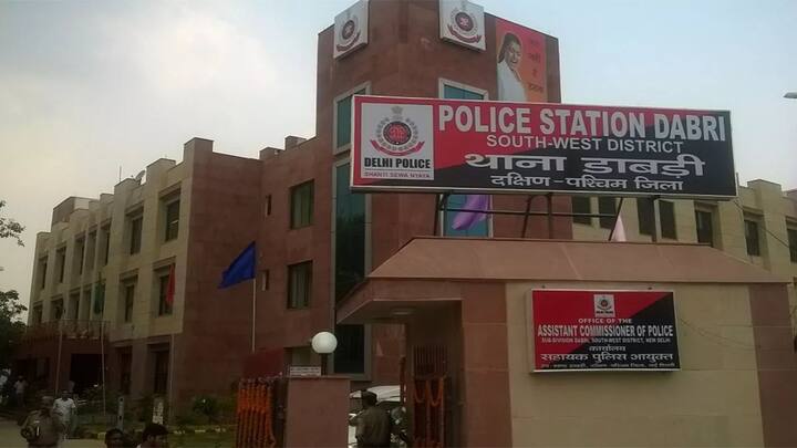 ऐसा कई बार कई केसों में देखा गया है. जहां पीड़ित व्यक्ति पुलिस थाने जाकर एफआईआर दर्ज करवाना चाहता है. लेकिन पुलिस उसकी एफआईआर दर्ज नहीं करती. अगर आपके साथ भी ऐसा होता है तो आपको चुप नहीं बैठना है. आप पुलिस की भी शिकायत कर सकते हैं.