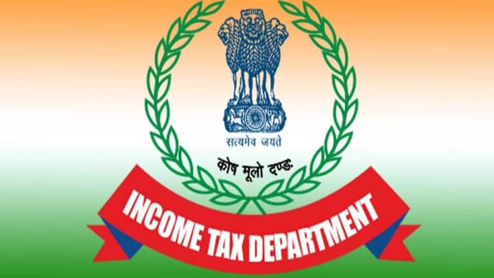 भारत में इनकम टैक्स डिपार्टमेंट द्वारा लोगों को पैन कार्ड जारी किया जाता है. पैन कार्ड में 10 अंक होते हैं या अल्फा न्यूमेरिक होते हैं इनमें अक्षर और नंबर दोनों ही होते हैं. जो हर व्यक्ति की अलग पहचान स्थापित करते हैं.