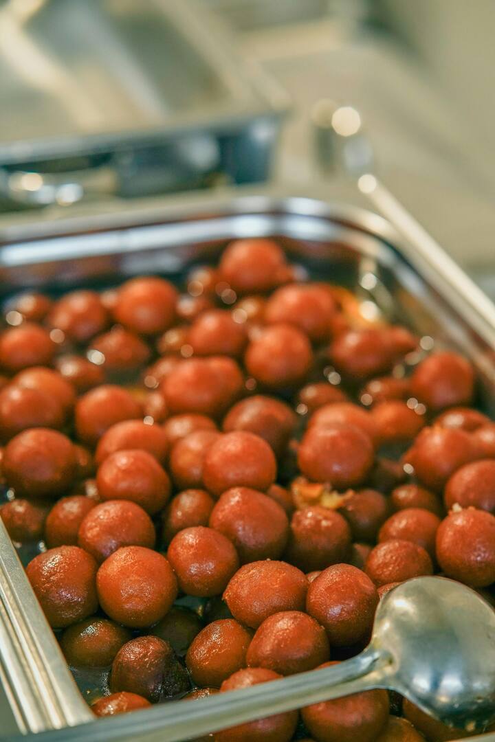 गुलाब जामुन का नाम भले ही गुलाब और जामुन से लिया गया हो, लेकिन इस मिठाई सीधा संबंध दोनों से ही नहीं है. इस मिठाई ने भारतीय और पाकिस्तानी व्यंजनों में अपनी अलग पहचान बनाई है और यह लोगों के दिलों में हमेशा के लिए बसी हुई है.