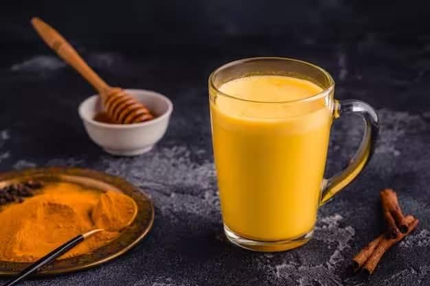 Pregnancy Turmeric Milk: હળદરવાળું દૂધ સ્વાસ્થ્ય માટે ખૂબ જ ફાયદાકારક છે. રાત્રે હળદર મિક્સ કરીને દૂધ પીવાથી ઘણા ફાયદા થાય છે. તેનાથી સ્વાસ્થ્ય જળવાઈ રહે છે અને રોગપ્રતિકારક શક્તિ વધે છે.