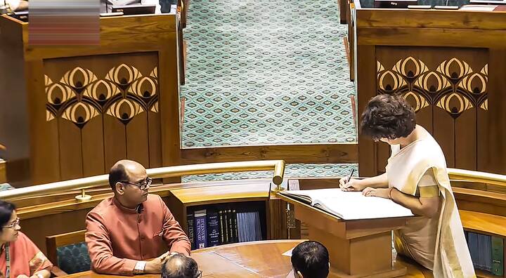 बता दें शपथ लेने के बाद सरकारी बंगला पाने के लिए सांसद को कुछ औपचारिकताओं और प्रक्रियाओं का पालन करना होता है. सबसे पहले चुनाव जीतने के बाद संसद भवन के अधिकारियों से कॉन्टेक्ट किया जाता है और फिर उन्हें उनके नाम पर एक सरकारी बंगला आवंटित किया जाता है.