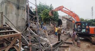 மதுரையில் நள்ளிரவில் நடந்த விபத்து; சாரம் சரிந்து விழுந்து 4 பேர் காயம்