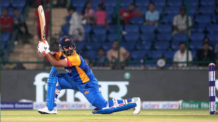 2018 ஆம் ஆண்டு நடந்த சையது முஷ்டாக் அலி கோப்பையில் ஹிமாச்சல் மற்றும் டெல்லி அணிகள் மோதிய  போட்டியில் 32 பந்துகளில் சதம் அடித்திருந்தார் ரிஷப் பண்ட். அன்றைய காலக்கட்டத்தில் இந்தியர் ஒருவரால் டி20யில் அடிக்கப்பட்ட அதிவேக சதமாக இருந்தது.