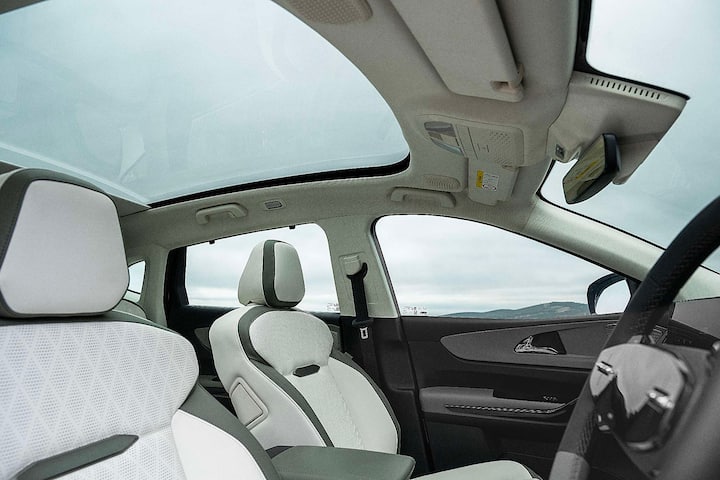 इन इलेक्ट्रिक कारों में पैनोरमिक सनरूफ, डिजिटल इंस्ट्रूमेंट क्लस्टर और सेंट्रल टचस्क्रीन डैशबोर्ड जैसे फीचर्स मिलते हैं. इन गाड़ियों में इनफिनिटी रूफ दिया गया है, जिसमें एंबिएंट लाइटिंग को ग्लास रूफ तक बढ़ाया जा सकता है.