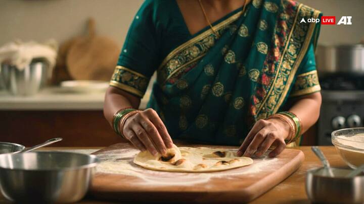 आटा: वास्तु विशेषज्ञ ज्योतिषाचार्य अनीष व्यास बताते हैं कि, इस बात का विशेष ध्यान रखें कि आटा रखने वाला पात्र कभी भी पूरी तरह से खाली न करें. घर में अतिरिक्त आटा भी जरूर रखें. आटा का पूरी तरह से खत्म हो जाना अशुभ माना जाता है.