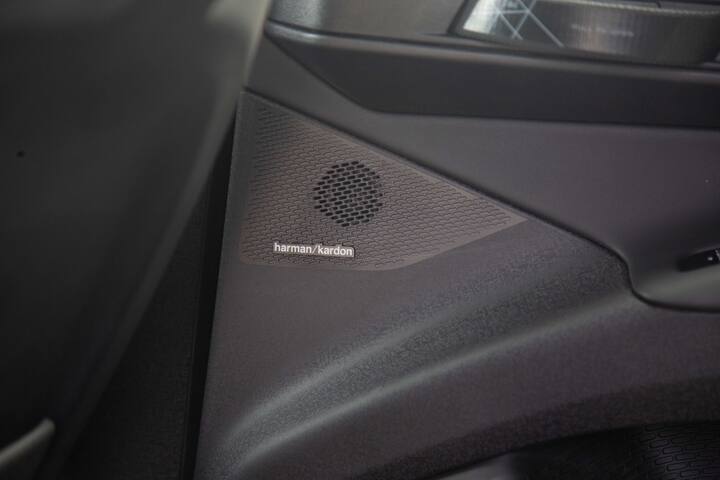 महिंद्रा की दोनों इलेक्ट्रिक कारों में Dolby Atmos के साथ हरमन कार्डन का 16-स्पीकर ऑडियो सिस्टम लगा है. इसके साथ ही इन कारों के लिए सोनिक ट्यून्स फेमस कंपोसर ए आर रहमान ने बनाई हैं.