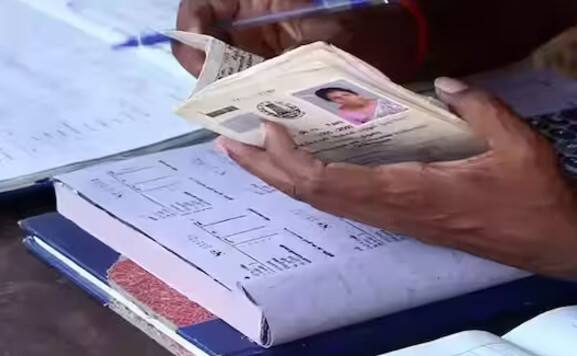 રેશનકાર્ડ ધારકો માટે મહત્વના સમાચાર છે. બધા રેશન કાર્ડ ધારકોએ ઈ કેવાયસી ફરજિયાત કરાવવું જરૂરી છે. જે રેશન કાર્ડ ધારકો ઈ કેવાયસી નહીં કરાવે તેમના રેશન કાર્ડ રદ કરી દેવામાં આવશે. જો તમે હજી સુધી eKYC કરાવ્યું નથી, તો તરત જ કરાવો, નહીં તો જાન્યુઆરી 2025 થી રાશનનો લાભ બંધ થઈ જશે, રાશન કાર્ડ પણ અસ્થાયી રૂપે બંધ થઈ જશે.