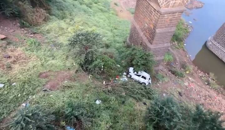 मृत कुटुंबीय सांगलीतल्या कोल्हापूर रोडवरील गंगाधर कॉलनी येथील रहिवासी आहेत.