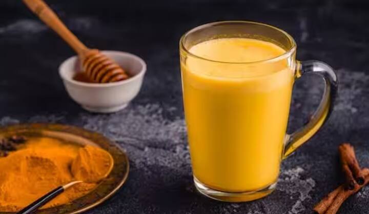 ਸੌਣ ਤੋਂ ਪਹਿਲਾਂ ਹਲਦੀ ਵਾਲਾ ਦੁੱਧ ਪੀਣ ਨਾਲ ਕਈ ਫਾਇਦੇ ਹੁੰਦੇ ਹਨ। ਇਸ ਨਾਲ ਤਣਾਅ ਘੱਟ ਹੁੰਦਾ ਹੈ ਅਤੇ ਰਾਤ ਨੂੰ ਚੰਗੀ ਨੀਂਦ ਆਉਂਦੀ ਹੈ, ਜਿਸ ਕਾਰਨ ਤੁਸੀਂ ਦਿਨ ਭਰ ਔਕਟਿਵ ਰਹਿੰਦੇ ਹੋ। ਰਾਤ ਨੂੰ ਹਲਦੀ ਵਾਲਾ ਦੁੱਧ ਪੀਣ ਨਾਲ ਪਾਚਨ ਸ਼ਕਤੀ ਵਧਦੀ ਹੈ ਅਤੇ ਪੇਟ ਫੁੱਲਣ ਜਾਂ ਗੈਸ ਦੀ ਸਮੱਸਿਆ ਦੂਰ ਹੁੰਦੀ ਹੈ। ਇੰਨਾ ਹੀ ਨਹੀਂ ਇਮਿਊਨਿਟੀ ਵੀ ਤੇਜ਼ੀ ਨਾਲ ਵਧਦੀ ਹੈ। ਹਲਦੀ ਵਾਲਾ ਦੁੱਧ ਪੀਣਾ ਫਾਇਦੇਮੰਦ ਮੰਨਿਆ ਜਾਂਦਾ ਹੈ। ਹਲਦੀ ਇੱਕ ਆਯੁਰਵੈਦਿਕ ਦਵਾਈ ਹੈ ਜੋ ਕਈ ਗੁਣਾਂ ਨਾਲ ਭਰਪੂਰ ਹੈ। ਇਸ ਵਿਚ ਐਂਟੀਸੈਪਟਿਕ, ਐਂਟੀ-ਫੰਗਲ ਅਤੇ ਐਂਟੀ-ਬੈਕਟੀਰੀਅਲ ਤੱਤ ਹੁੰਦੇ ਹਨ, ਜੋ ਇਸ ਨੂੰ ਸਿਹਤ ਲਈ ਸ਼ਾਨਦਾਰ ਬਣਾਉਂਦੇ ਹਨ। ਹਲਦੀ ਦਾ ਸੇਵਨ ਕਰਨ ਨਾਲ ਸਰੀਰ ਨੂੰ ਕਈ ਫਾਇਦੇ ਹੁੰਦੇ ਹਨ।