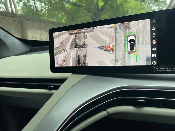 मार्केट में आ रही कई गाड़ियों में 360-डिग्री कैमरा का फीचर मिल जाता है. लेकिन महिंद्रा की इन इलेक्ट्रिक कारों में ऑटोपार्क फंक्शन दिया गया है. वहीं मुश्किल जगहों पर रिमोट कंट्रोल पार्किंग के जरिए गाड़ी खड़ी की जा सकती है.