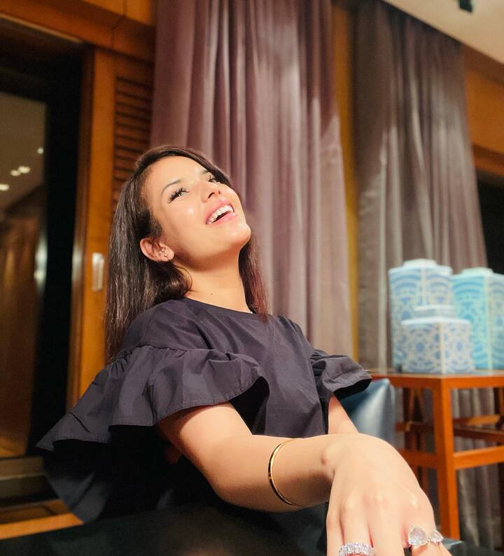 ऋषभ पंत आणि ईशा नेगीचे अनेक फोटो सोशल मीडियावर व्हायरल होत आहेत. दोघेही अनेकदा एकमेकांसोबत स्पॉट झाले आहेत.