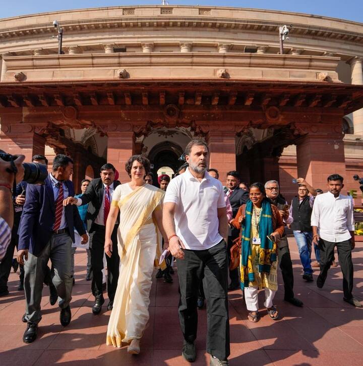 संसदेत शपथ घेतेवेळी प्रियंका गांधींनी पांढऱ्यां रंगाची सोनेरी किनार असलेली साडी परिधान केली होती.