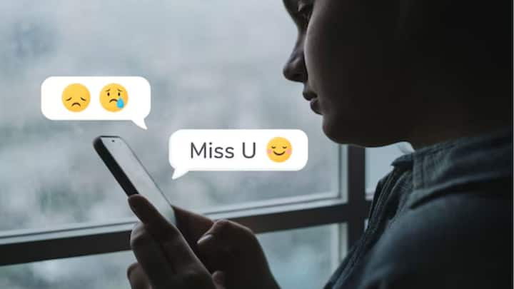 Ex Messaging Again: এক নয়, একাধিক কারণে নতুন করে যোগাযোগ করে থাকতে পারেন প্রাক্তন। ছবি: ফ্রিপিক।