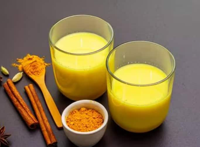 If pregnant women drink turmeric milk then they should add turmeric in limited quantity to it. By doing this you can avoid the condition of 'preeclampsia'. But if you accidentally drink too much turmeric milk or consume too much turmeric milk, it may cause bleeding during pregnancy. Therefore, turmeric milk should be consumed only after consulting a doctor.