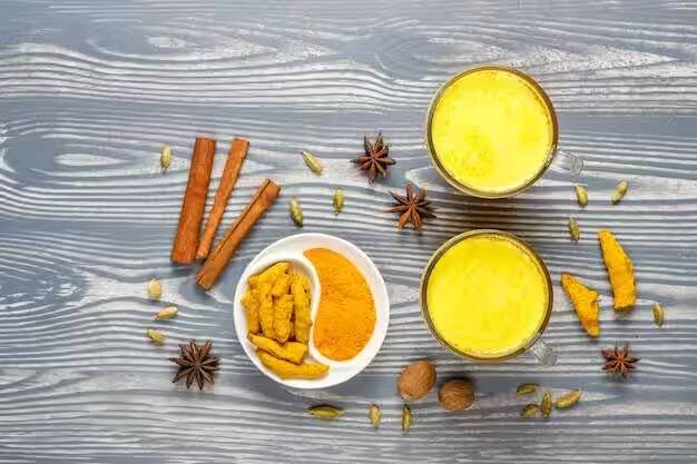 જો શિયાળાની ઋતુમાં હળદરને તમારા આહારમાં સામેલ કરવામાં આવે તો તમે પ્રદૂષણ અને ઠંડા પવનોથી બચી શકો છો. આ જ કારણ છે કે શિયાળામાં હળદરના લાડુ, હળદરનું દૂધ અને હળદરમાંથી બનેલી ઘણી વસ્તુઓ ખાવામાં આવે છે. ઘણી વખત હળદરવાળું દૂધ પીવાની સલાહ આપવામાં આવે છે, પરંતુ એક પ્રશ્ન વારંવાર પૂછવામાં આવે છે કે શું ગર્ભાવસ્થા દરમિયાન મહિલાઓએ હળદરવાળું દૂધ પીવું જોઈએ કે નહીં. ચાલો જાણીએ નિષ્ણાતો પાસેથી જવાબ...