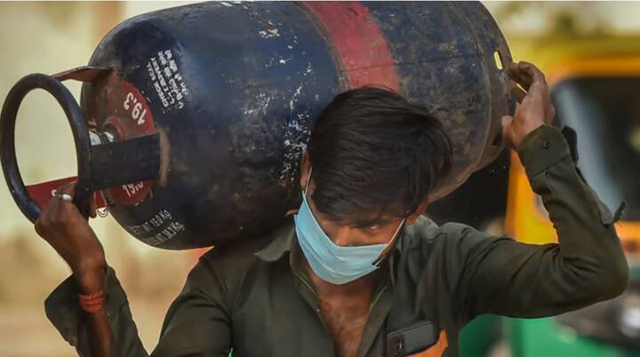 गॅसच्या किंमतीत जर पुन्हा वाढ झाली तर सर्वसामान्यांच्या खिशाला झळ बसण्याची शक्यता आहे.