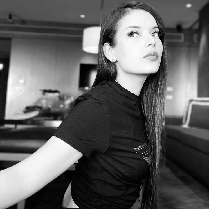 . काही मीडिया रिपोर्ट्सनुसार, ईशा आणि ऋषभ बऱ्याच दिवसांपासून एकमेकांना डेट करत आहेत. ईशा नेगी सोशल मीडियावर इन्फ्लुएन्सर आणि मॉडेल आहे.