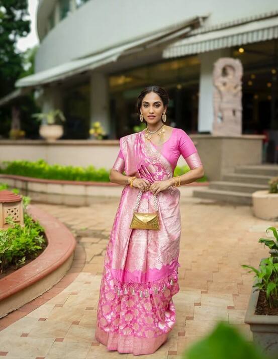 अभिषेक किंवा ऐश्वर्या या दोघांपैकी कोणीही या चर्चांवर कोणतही स्पष्टीकरण दिलेलं नाही. नव्या वादाला तोंड फुटू नये म्हणून या चर्चांपासून हे दोघेही खूप लांब आहेत.   दरम्यान अभिषेक-ऐश्वर्याच्या नात्याबद्दल वेगवेगळ्या चर्चा चालू असताना आता श्रीमा राय या नावाची एन्ट्री झाली आहे.