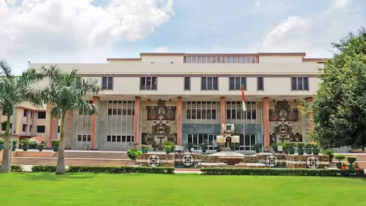 જો મામલો ખૂબ જ ગંભીર હોય અને પોલીસ બેદરકારી દાખવતી હોય, તો તમારી એફઆઈઆર નોંધતી નથી. પછી તમે સીધા હાઈકોર્ટમાં પણ જઈ શકો છો. હાઈકોર્ટ તમારી ફરિયાદ ફરીથી નોંધી શકે છે અને પોલીસને કાર્યવાહી કરવાનો આદેશ આપી શકે છે.