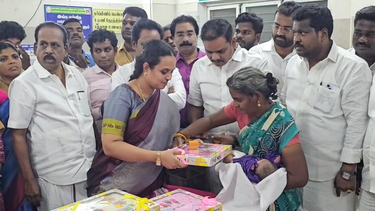 நேற்று பிறந்த குழந்தைகளுக்கு ஜாக்பாட்.. மோதிரத்துடன் சென்ற திமுக நிர்வாகிகள்