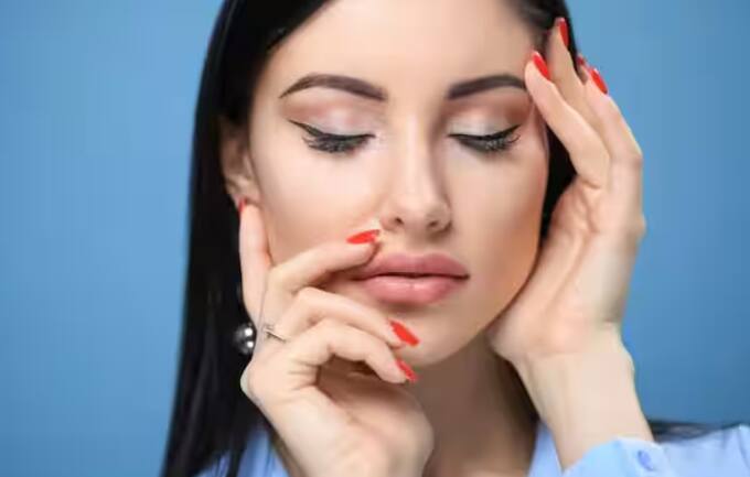 ਡੈਂਡਰਫ ਬਹੁਤ ਪਰੇਸ਼ਾਨ ਕਰਨ ਵਾਲਾ ਹੋ ਸਕਦਾ ਹੈ, ਖਾਸ ਕਰਕੇ ਸਰਦੀਆਂ ਵਿੱਚ ਜਦੋਂ ਇਹ ਦੁਬਾਰਾ ਵਾਪਸ ਆ ਜਾਂਦਾ ਹੈ। ਤੁਹਾਡੇ ਮੋਢਿਆਂ 'ਤੇ ਚਿੱਟੇ ਰੰਗ ਦੇ ਗੁੱਛੇ ਜੰਮ ਜਾਂਦੇ ਹਨ ਅਤੇ ਗੂੜ੍ਹੇ ਰੰਗ ਦੇ ਸਰਦੀਆਂ ਦੇ ਕੱਪੜਿਆਂ 'ਤੇ ਅਲਗ ਹੀ ਨਜ਼ਰ ਆਉਂਦੇ ਹਨ। ਜਿਸ ਕਾਰਨ ਤੁਹਾਨੂੰ ਸ਼ਰਮਿੰਦਗੀ ਮਹਿਸੂਸ ਹੋ ਸਕਦੀ ਹੈ। ਹਾਲਾਂਕਿ, ਜਿਵੇਂ ਕਿ ਸਾਲਾਂ ਤੋਂ ਵਾਲਾਂ ਵਿੱਚ ਡੈਂਡਰਫ ਬਾਰੇ ਗੱਲਬਾਤ ਆਮ ਹੋ ਗਈ ਹੈ, ਲੋਕ ਇਸ ਦੇ ਹੱਲਾਂ, ਇਲਾਜ ਅਤੇ ਰੋਕਥਾਮ ਦੇ ਉਪਾਵਾਂ ਨੂੰ ਲੈਕੇ ਖੁੱਲ੍ਹ ਕੇ ਚਰਚਾ ਕਰਦੇ ਹਨ।