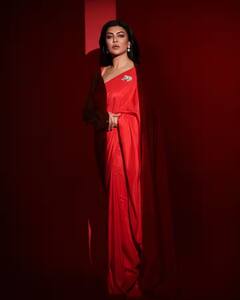 Bollywood Pics: રેડ સાડીમાં સુષ્મિતા સેને બતાવી દિલકશ અદાઓ, ફેન્સ થઇ રહ્યાં છે ફિદા