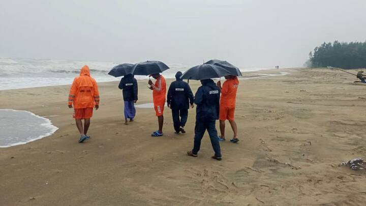 শীতের পথে কাঁটা হতে পারে ঘূর্ণিঝড় ফেনজল ! বাংলায় সরাসরি প্রভাব না পড়লেও, কেমন থাকবে আজকের আবহাওয়া ? প্রশ্নটা থেকেই যাচ্ছে।