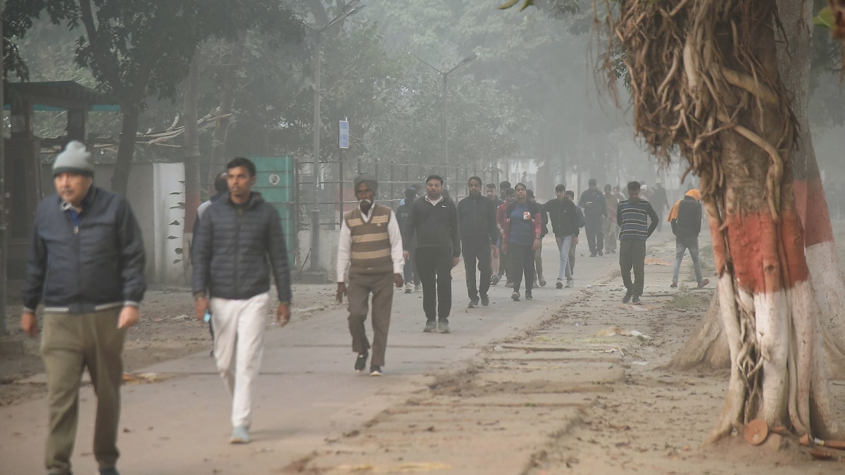 Bihar Weather: 9 जिलों में घना कुहासा, पटना में छाए रहेंगे बादल, फेंगल का नहीं होगा असर, जानें बिहार का मौसम