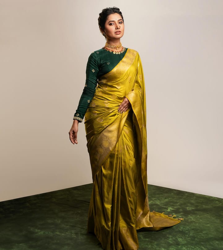 प्राजक्ता सध्या 'महाराष्ट्राची हास्यजत्रा' (Maharashtrachi Hasyajatra) या कार्यक्रमाचं सूत्रसंचालन करत आहे. सोशल मीडियावरही ती चांगलीच अॅक्टिव्ह आहे.