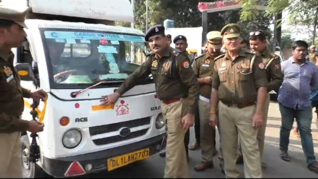 Aligarh News: घने कोहरे में दुर्घटना पर लगेगी लगाम! अलीगढ़ ट्रैफिक पुलिस ने गाड़ियों पर लगाए खास उपकरण Traffic Month in UP Aligarh Traffic Police Safety Campaign Distribute Helmet ann Aligarh News: घने कोहरे में दुर्घटना पर लगेगी लगाम! अलीगढ़ ट्रैफिक पुलिस ने गाड़ियों पर लगाए खास उपकरण