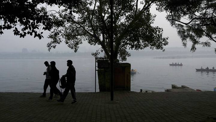 বিক্ষিপ্তভাবে হালকা থেকে মাঝারি কুয়াশা সকালের দিকে থাকলেও বেলা বাড়লে পরিষ্কার আকাশের আশঙ্কা রয়েছে।