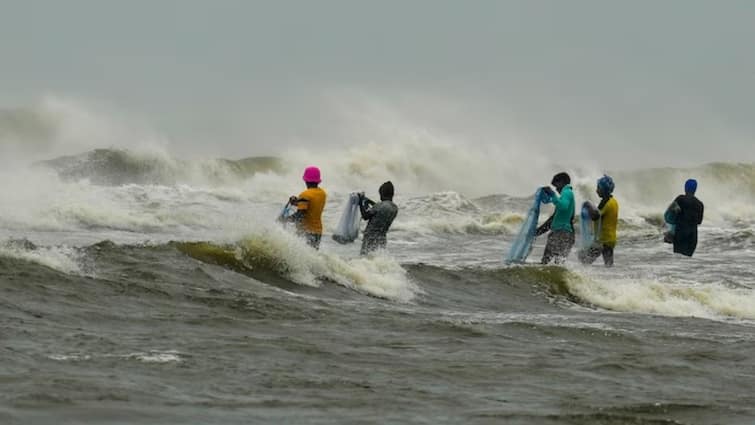 Weather Alert, Cyclonic Storm to Hit North India, Heavy Rain Expected in Assam, Arunachal, Uttarakhand ચક્રવાતી તોફાન ફરી ઉથલો મારશે? વાવાઝોડું અને ગાજવીજ સાથે આ રાજ્યોમાં ભારે વરસાદનું એલર્ટ