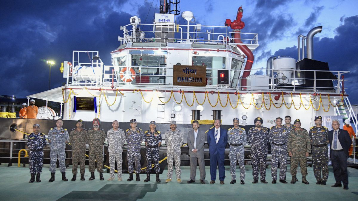 Bahubali Ship: மாஸ்காட்டும் இந்திய கடற்படை!  ரோலக்ஸ் போல வந்த பாகுபலி கப்பல்.!