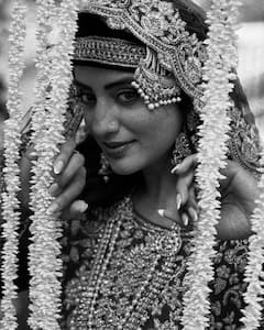 Akshara Singh Pics: ब्लैक आउटफिट में कश्मीर की कली बनीं अक्षरा सिंह, वादियों के बीच यूं दिए दिलकश पोज