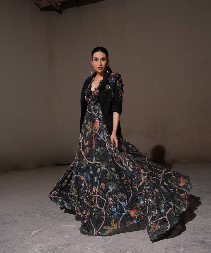 करिश्मा कपूर – इस लिस्ट का सबसे पहला नाम 90 के दशक की दिग्गज एक्ट्रेस करिश्मा कपूर का है. जिन्होंने अपने करियर के पीक पर दिल्ली के बिजनेसमैन संजय कपूर से शादी रचाई थी. जो टिक नहीं पाई.