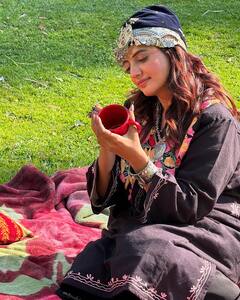 Akshara Singh Pics: ब्लैक आउटफिट में कश्मीर की कली बनीं अक्षरा सिंह, वादियों के बीच यूं दिए दिलकश पोज