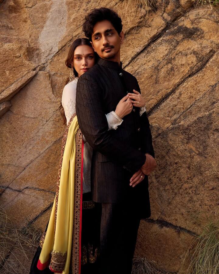 अदिति ने अपना ये लुक कर्ली बालों, माथे पर बिंदी, सेटल मेकअप और कानों में बड़े झुमके पहनकर पूरा किया है.