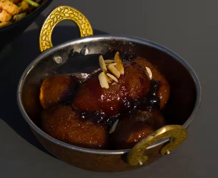 ਜਦੋਂ ਕਿ ਗੁਲਾਬ ਜਾਮੁਨ ਦਾ ਗੋਲ ਆਕਾਰ ਜਾਮੁਨ ਦੇ ਫਲ ਵਰਗਾ ਹੁੰਦਾ ਹੈ। ਇਸੇ ਕਰਕੇ ਇਸ ਦਾ ਨਾਂ ‘ਜਾਮੁਨ’ ਪਿਆ। ਯਾਨੀ ਗੁਲਾਬ ਜਾਮੁਨ ਦਾ ਨਾਂ ਇਸ ਦੀ ਬਣਤਰ ਅਤੇ ਸ਼ਰਬਤ ਦੇ ਸੁਆਦ ਤੋਂ ਪ੍ਰੇਰਿਤ ਹੈ। ਇਹ ਇੱਕ ਅਜਿਹਾ ਨਾਮ ਹੈ ਜੋ ਇਸ ਮਿੱਠੇ ਦੀ ਸੁੰਦਰਤਾ ਅਤੇ ਸੁਆਦ ਨੂੰ ਚੰਗੀ ਤਰ੍ਹਾਂ ਬਿਆਨ ਕਰਦਾ ਹੈ।