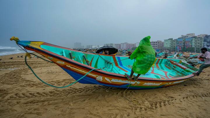আজ ঘূর্ণিঝড়ে পরিণত হবে বঙ্গোপসাগরে তৈরি অতি গভীর নিম্নচাপ। তবে তার অভিমুখ হবে তামিলনাড়ু উপকূল।