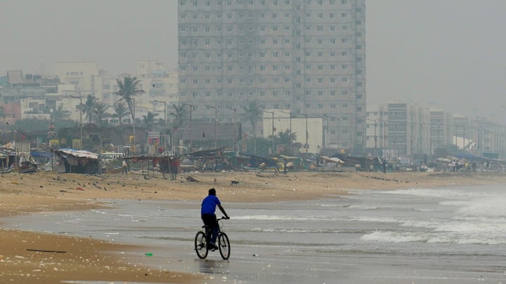 পূর্বাভাস মিলিয়েই ২৭ ডিগ্রির আশেপাশেই ঘোরাফেরা করবে। IMD সূত্রে খবর, আজ কলকাতায় ২০ ডিগ্রি সেলসিয়ার্স থেকে ২৮ ডিগ্রি সেলসিয়ার্সের মধ্যে ঘোরাফেরা করছিল।
