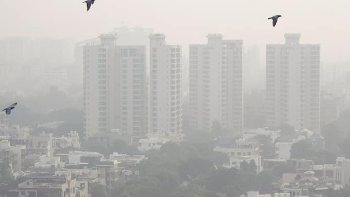 আজ সকালের দিকে আপেক্ষিক আর্দ্রতা ছিল ৭০ শতাংশ। বিকেল সাড়ে ৫ টায় তা কিছুটা বেড়ে গিয়ে ৬৪ শতাংশে পৌঁছয়।