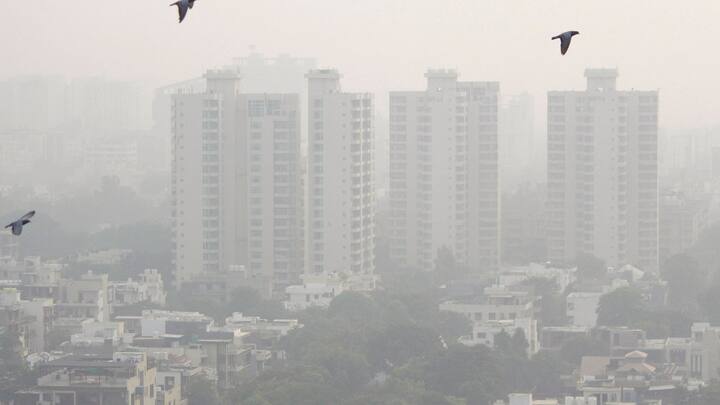 হাওয়া অফিস সূত্রে খবর, কলকাতায় সকালের দিকে হালকা কুয়াশা ও ধোঁয়াশা থাকতে পারে।